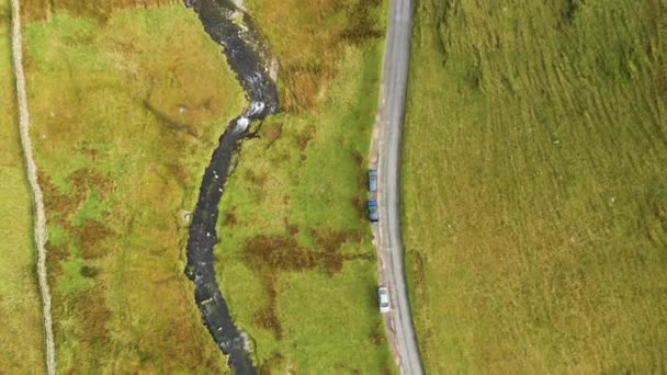Honister Passの空中ビュー Gatesgarthdale Beck渓流に沿って曲がりくねった道を持つ山のパス この地域で最も急勾配で最も高い峠の1つである イギリスのレイク地区カンブリア — ストック動画