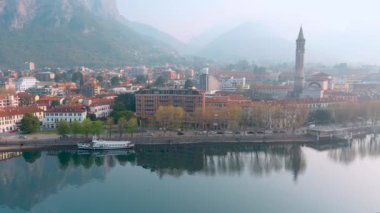 Lecco kasabası ve tatil köyünün güzel sabah manzarası. Lecco kasabasının ünlü Como Gölü ve Bergamo Alpleri arasında bulunan Picturesque rıhtımı. İtalya 'da tatil beldesi.