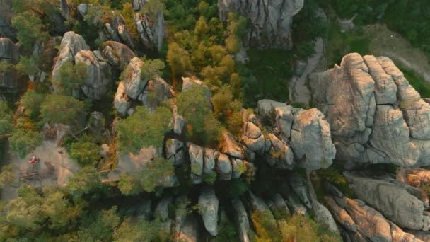 보헤미아 파라다이스에서 곳으로 체코의 관광객 등산객 바위등을 사람들의 — 비디오