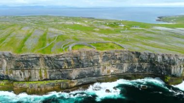 Dun Aonghasa ya da Dun Aengus hava manzarası, Aran Adaları 'nın en büyük tarih öncesi taş kalesi, popüler turizm merkezi, önemli arkeolojik alan, Inishmore Adası, İrlanda