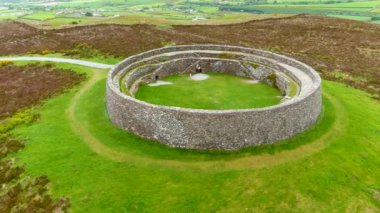 Aileach 'lı Grianan, Antik Kuru Taştan Kale, İrlanda' nın Donegal kentindeki Greenan Dağı 'nın tepesinde tarih öncesi bira yapıları kompleksinin bir parçası. Beş ilçenin panoramik görüntüsü.