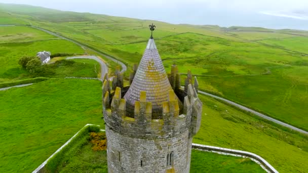ドノナゴール城 空の霧の軌道ビュー 象徴的なランドマーク アイルランドで最も写真を撮られた城の一つ 丸い丘や山の砦 田舎の素晴らしい景色 — ストック動画