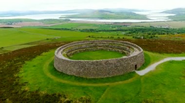 Aileach 'lı Grianan, Antik Kuru Taştan Kale, İrlanda' nın Donegal kentindeki Greenan Dağı 'nın tepesinde tarih öncesi bira yapıları kompleksinin bir parçası. Beş ilçenin panoramik görüntüsü.