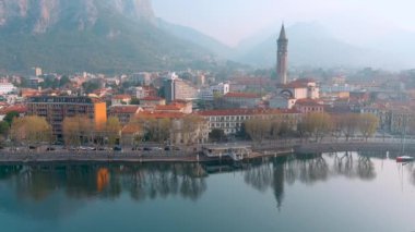 Lecco kasabası ve tatil köyünün güzel sabah manzarası. Lecco kasabasının ünlü Como Gölü ve Bergamo Alpleri arasında bulunan Picturesque rıhtımı. İtalya 'da tatil beldesi.