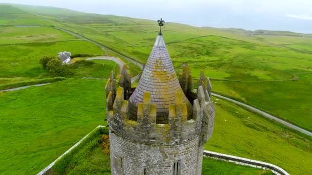 Doonagore Castle Luftaufnahme Neblig Ikonisches Wahrzeichen Eine Der Häufigsten Fotografierten — Stockvideo