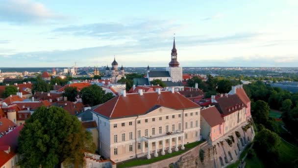 Iconische Panning Luchtfoto Uitzicht Tallinn Old Town Toompea Heuvel Een — Stockvideo