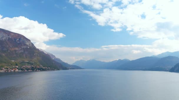 Lago Como 大科莫湖水的空中全景 瓦伦纳附近 新鲜的空气 地平线上的云彩 高山天际 风景如画的渔村 著名的旅游区 意大利 — 图库视频影像