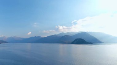 Lago di Como. Varenna civarındaki Como Gölü 'nün havadan panoramik manzarası. Temiz hava, ufuktaki bulutlar, dağ silüeti, resimli balıkçı köyleri. Ünlü turist bölgesi. İtalya