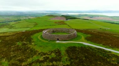 Aileach 'lı Grianan, antik taş kale, tarih öncesi bira tarihi yapılar kompleksinin bir parçası, Inishowen, Co. Donegal, İrlanda' daki Greenan Dağı. Beş ilçenin panoramik manzarası. Hız rampası etkisi.