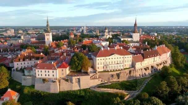 Iconica Vista Aerea Skyline Della Città Vecchia Tallinn Toompea Collina — Video Stock