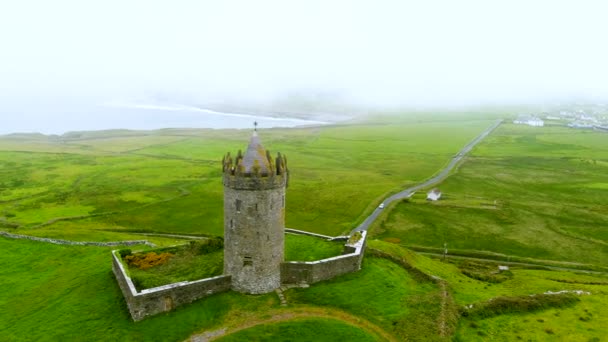 Doonagore Castle Aerial Foggy View Iconic Landmark One Most Photographed — Stock Video