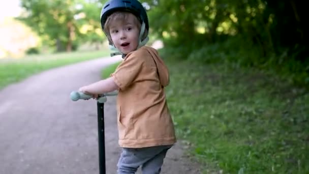 여름날 야외에서 스쿠터를 공원에서 자전거에 자연을 탐험하는 아이들을위한 슬로우 동영상 — 비디오