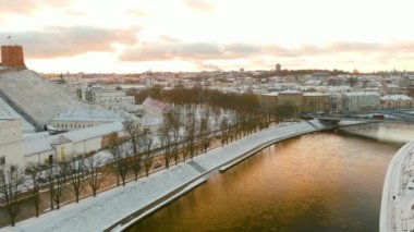 Kışın güzel Vilnius şehri manzarası. Karla kaplı evler, kiliseler ve sokaklar. Hava akşam manzarası. Litvanya 'nın Vilnius kentindeki kış manzarası.