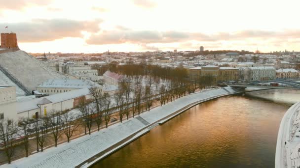 美丽的维尔纽斯市冬季全景 冰雪覆盖的房屋 教堂和街道 空中夜景 立陶宛维尔纽斯冬季城市风景 — 图库视频影像