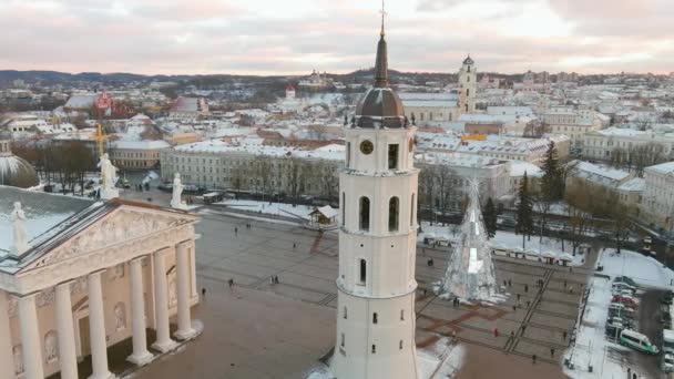 Karla Kaplı Evler Kiliseler Caddelerle Kışın Aerial Vilnius Şehri Panoraması — Stok video