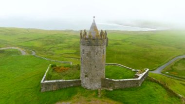 Doonagore Kalesi 'nin sisli manzarası, ikonik simgeler, İrlanda' nın en çok fotoğraflanan kalelerinden biri, nam-ı diğer yuvarlak tepelerin kalesi veya keçilerin kalesi, çarpıcı kırsal manzara, Atlantik kıyısı,