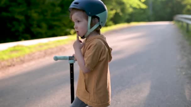 Забавный Малыш Катается Детском Скутере Открытом Воздухе Летний День Детский — стоковое видео