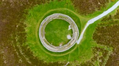 Aileach 'lı Grianan' ın tepeden tırnağa manzarası, antik kuru taş kale, tarihöncesi yapılar kompleksinin bir parçası, Inishowen, Co. Donegal, İrlanda 'daki Greenan Dağı' nın tepesinde yer alıyor..