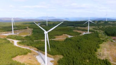 Galway Rüzgâr Parkı 'nın rüzgar türbinleriyle kaplı Connemara hava manzarası Cloosh Vadisi, Galway İlçesi' nde. İrlanda 'daki en büyük kıyı rüzgar çiftliği, yeşil enerji üretimi. Galway Rüzgâr Yolu eğlencesi.