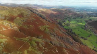 Lake District 'teki Büyük Langdale Vadisi' nin manzaralı manzarası. Buzul kurdele gölleri ve engebeli dağlarıyla ünlüdür. Cumbria, Kuzey Batı İngiltere, Birleşik Krallık 'ta popüler tatil beldesi