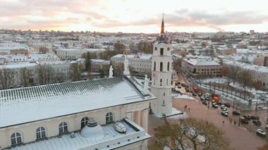 Karla kaplı evler, kiliseler ve caddelerle kışın Aerial Vilnius şehri panoraması. Katedral meydanı ve Noel ağacı. Vilnius 'taki kış şehri manzarası, tatiller, Litvanya.