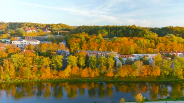 Bellissimo Panorama Della Città Vilnius Autunno Con Fogliame Arancione Giallo — Video Stock