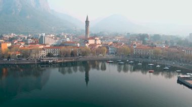 Lecco kasabası ve tatil köyünün güzel sabah manzarası. Lecco kasabasının ünlü Como Gölü ve Bergamo Alpleri arasında bulunan Picturesque rıhtımı. İtalya 'da tatil beldesi.