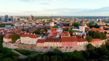 Güneşli bir yaz akşamında Tallinn Old Town ve Toompea Hill 'in ikonik gökyüzü manzarası. Stenbock Evi, Patkuli izleme platformu, savunma duvarları, çatılar. UNESCO Dünya Mirası sahası, Estonya