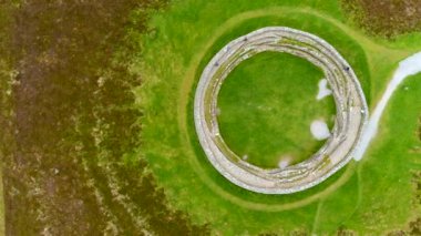 Aileach 'lı Grianan' ın yukarıdan görünüşü, antik kuru taş kale, tarihöncesi yapılar kompleksinin bir parçası, Inishowen, Co. Donegal, İrlanda 'daki Greenan Dağı' nın tepesinde yer alıyor..
