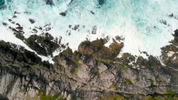 Πάνω Προς Κάτω Άποψη Των Βράχων Του Malin Head Coastal — Αρχείο Βίντεο