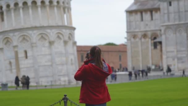 Junge Touristin Fotografiert Den Berühmten Schiefen Turm Von Pisa Urlaub — Stockvideo