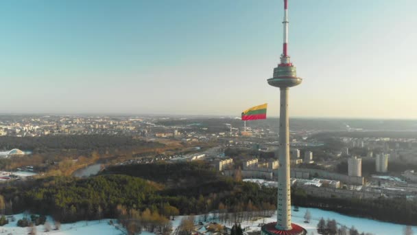 Bandiera Lituana Tricolore Gigante Che Sventola Sulla Torre Televisiva Vilnius — Video Stock