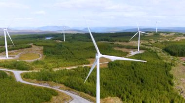 Galway Rüzgâr Parkı 'nın rüzgar türbinleriyle kaplı Connemara hava manzarası Cloosh Vadisi, Galway İlçesi' nde. İrlanda 'daki en büyük kıyı rüzgar çiftliği, yeşil enerji üretimi. Galway Rüzgâr Yolu eğlencesi.