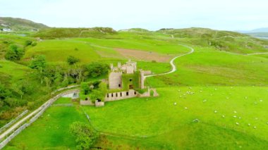 Clifden Şatosu 'nun hava yörüngesi manzarası, harabe malikane, Clifden kasabası yakınlarındaki ünlü Sky Road üzerinde durması, Gotik Diriliş mimarisinin, tarihinin, Connemara Co. Galway' in mirasının harika bir örneği.