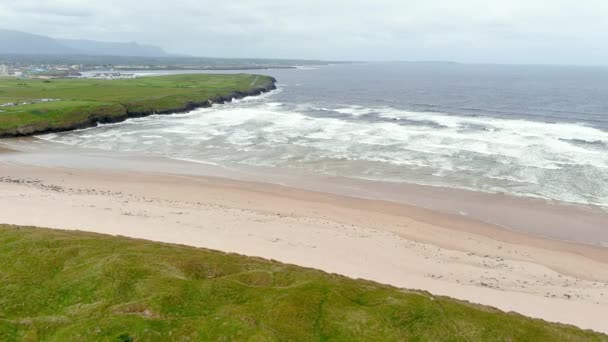 斯特兰德 Tullan Strand 是多纳加尔著名的冲浪海滩之一 它的背景是由斯莱戈 莱特林山脉 Sligo Leitrim Mountains 提供的 — 图库视频影像