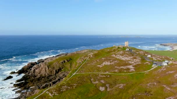 Pemandangan Udara Banbas Crown Permata Ikonik Dari Malin Head Irelands — Stok Video