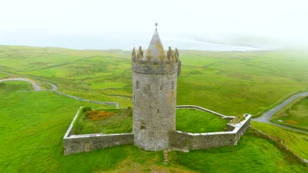 Doonagore Castle Aerial Foggy View Iconic Landmark One Most Photographed — Stock Video