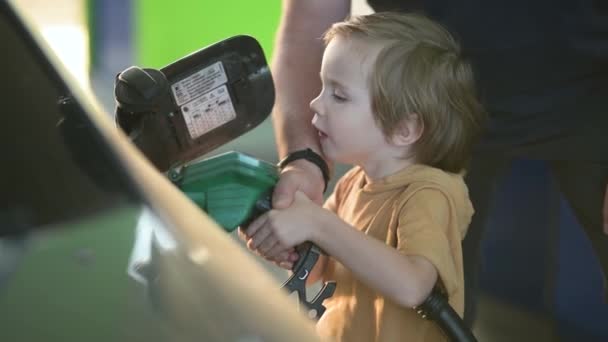 Aranyos Szőke Fiú Pumpás Fúvókával Segít Apának Tankolni Egy Benzinkútnál — Stock videók