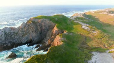 Scheildren 'deki kayalıklarda kamp çadırı, Malin Head' deki en ikonik ve fotoğraflı manzara, Vahşi Atlantik Yolu, muhteşem kıyı yolu. Doğanın harikaları. Sayısız Keşif Noktaları. Ortak Donegal
