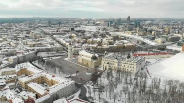 Kışın güneşli ve güneşli Vilnius şehri manzarası. Sabahın erken saatlerinde hava manzarası. Litvanya 'nın Vilnius kentindeki kış manzarası.