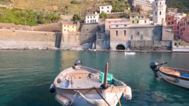 İtalyan Rivierası'nın engebeli kuzeybatı kıyısında yer alan Cinque Terre'nin beş asırlık köylerinden biri olan Vernazza'nın küçük marinasında renkli balıkçı tekneleri.