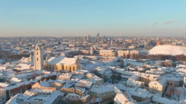 Kışın güneşli ve güneşli Vilnius şehri manzarası. Hava erken akşam görüntüsü. Litvanya 'nın Vilnius kentindeki kış manzarası.