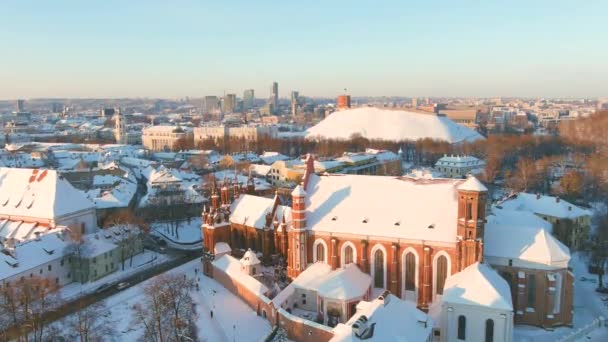 从空中俯瞰圣安娜教堂和邻近的贝尔纳丁教堂 维尔纽斯最美丽 也可能是最有名的建筑之一 立陶宛首都美丽的冬日 — 图库视频影像