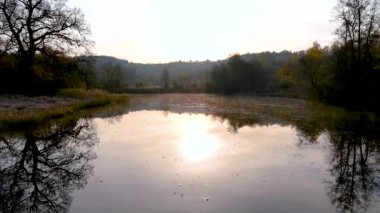 Soğuk, güneşli bir sonbahar sabahı göl manzarası. Sonbaharda güzel sisli orman sahnesi. Rönesans buzu, çim örtüsü, sarı yapraklar. Vilnius, Litvanya 'da sonbahar manzarası