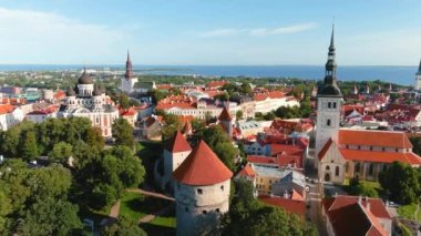 Güneşli bir yaz sabahında Tallinn Eski Kasabası 'nın ikonik gökyüzü manzarası. St. Olafs, St. Michaels kiliseleri, Alexander Nevsky Katedrali, savunma duvarları, çatılar. UNESCO Dünya Mirası sahası, Estonya