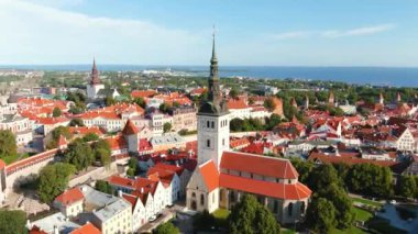 Güneşli bir yaz sabahında Tallinn Old Town 'daki St. Michaels kilisesinin hava manzarası. St. Olafs Kilisesi, savunma duvarları, çatılar. UNESCO Dünya Mirası sahası, Estonya
