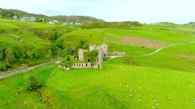 Clifden Şatosu 'nun havadan görünüşü, harabe malikane, Clifden kasabası yakınlarındaki ünlü Sky Road üzerinde durması, Gotik Diriliş mimarisinin harika bir örneği, tarih, Connemara Co. Galway, İrlanda
