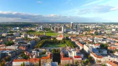 Yenilenmiş Lukiskes Meydanı, Vilnius 'un havadan görünüşü. UNESCO tarafından yazılan Vilnius Eski Kasabası 'nın günbatımı manzarası, Litvanya' nın merkezi..