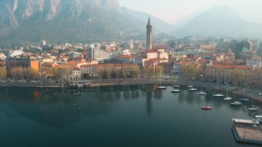 Lecco kasabası ve tatil köyünün güzel sabah manzarası. Lecco kasabasının ünlü Como Gölü ve Bergamo Alpleri arasında bulunan Picturesque rıhtımı. İtalya 'da tatil beldesi.