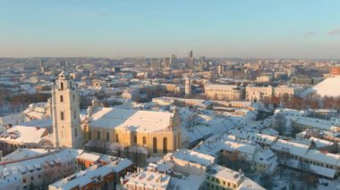 Kışın güneşli ve güneşli Vilnius şehri manzarası. Hava erken akşam görüntüsü. Litvanya 'nın Vilnius kentindeki kış manzarası.